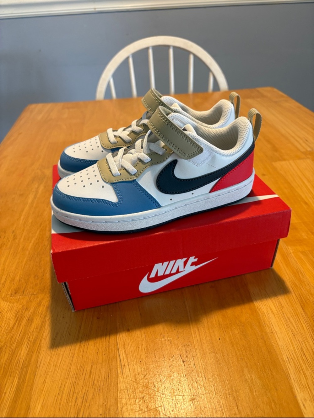Nike Kids Low-Top Sneakers in White, Blue, Black & Red